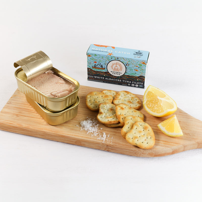 Natural Catch White Albacore in Water served with crackers and lemon